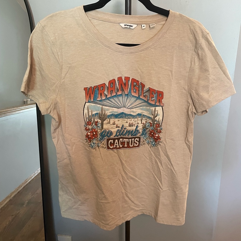 WRANGLER GRAPHIC TEE SIZE MEDIUM